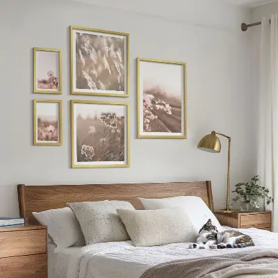 Pared galería de arte con motivos florales de delicada naturaleza
