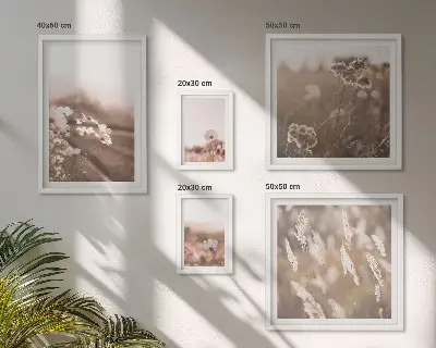 Pared galería de arte con motivos florales de delicada naturaleza