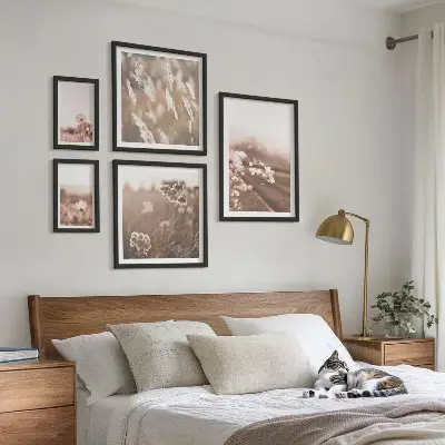 Pared galería de arte con motivos florales de delicada naturaleza