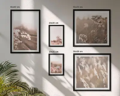 Pared galería de arte con motivos florales de delicada naturaleza