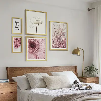 Conjunto de cuadros decorativos con diseño de toques florales románticos