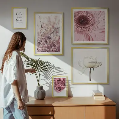 Conjunto de cuadros decorativos con diseño de toques florales románticos