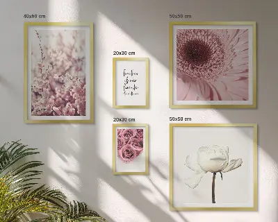 Conjunto de cuadros decorativos con diseño de toques florales románticos