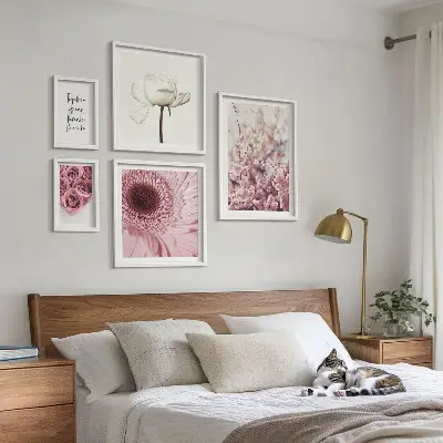 Conjunto de cuadros decorativos con diseño de toques florales románticos