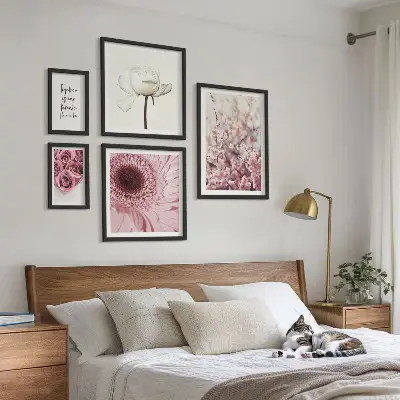 Conjunto de cuadros decorativos con diseño de toques florales románticos