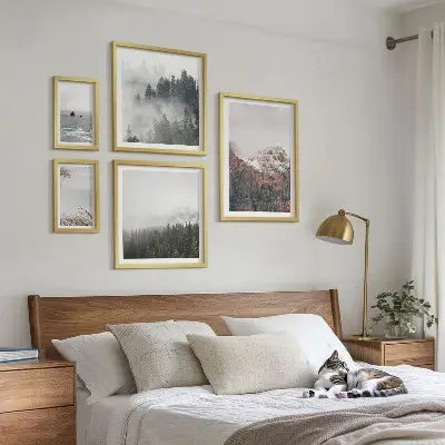 Pared galería de arte paisajes de montañas, bosques y nubes