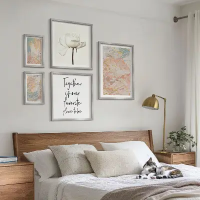 Conjunto de cuadros decorativos con flores abstractas y frases