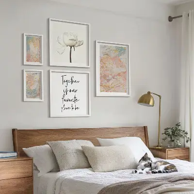 Conjunto de cuadros decorativos con flores abstractas y frases
