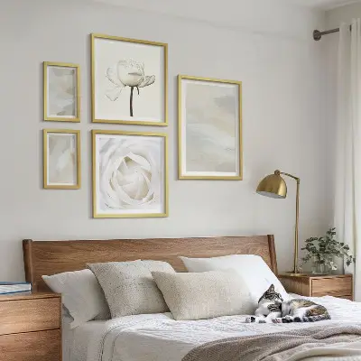 Set de 5 cuadros para salón con diseño de inspiraciones florales blancas