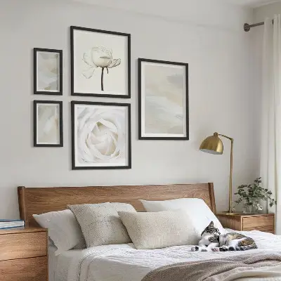 Set de 5 cuadros para salón con diseño de inspiraciones florales blancas