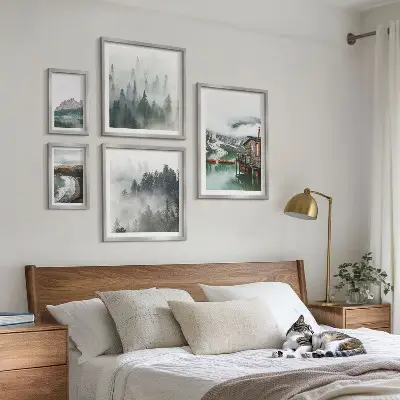 Conjunto de cuadros decorativos con paisajes de montaña, cabañas y agua