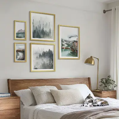 Conjunto de cuadros decorativos con paisajes de montaña, cabañas y agua