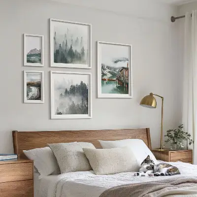 Conjunto de cuadros decorativos con paisajes de montaña, cabañas y agua