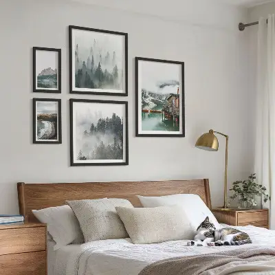 Conjunto de cuadros decorativos con paisajes de montaña, cabañas y agua