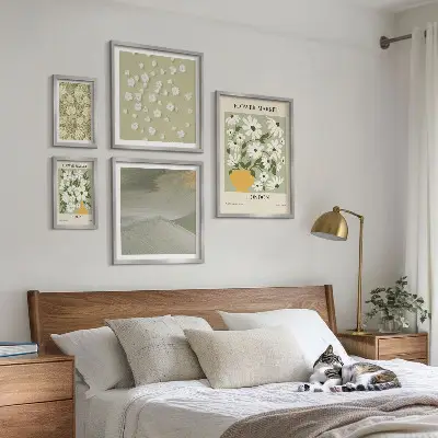 Conjunto de cuadros decorativos con motivos florales urbanos