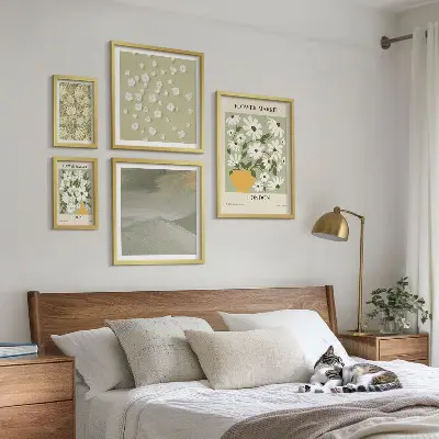 Conjunto de cuadros decorativos con motivos florales urbanos