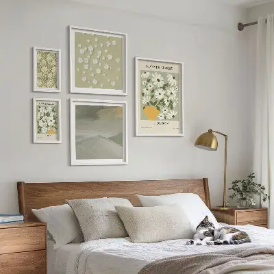 Conjunto de cuadros decorativos con motivos florales urbanos