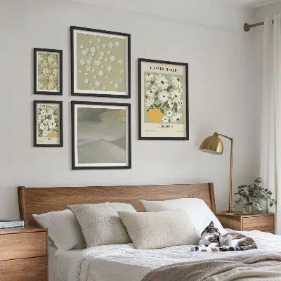 Conjunto de cuadros decorativos con motivos florales urbanos
