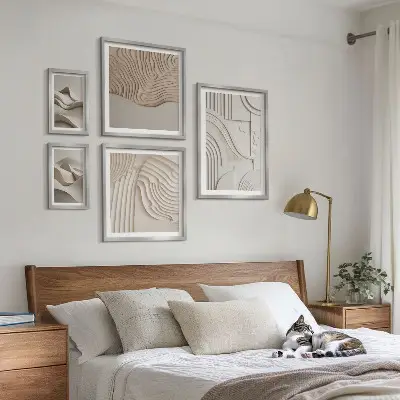 Pared galería de arte estructuras abstractas en tonos beige y blanco