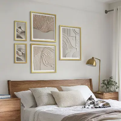 Pared galería de arte estructuras abstractas en tonos beige y blanco