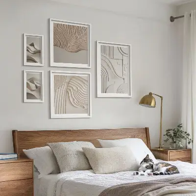 Pared galería de arte estructuras abstractas en tonos beige y blanco