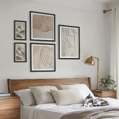 Pared galería de arte estructuras abstractas en tonos beige y blanco