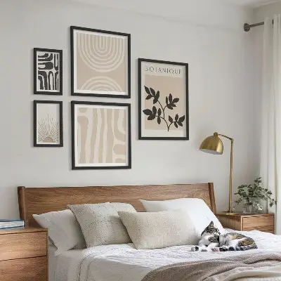 Conjunto de cuadros decorativos con motivos vegetales en tonos neutros