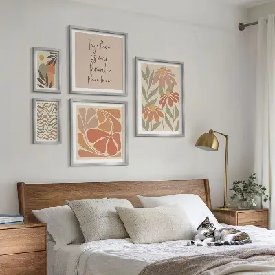 Pared galería de arte con decoraciones elegantes de flores naturales