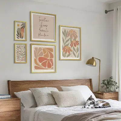 Pared galería de arte con decoraciones elegantes de flores naturales