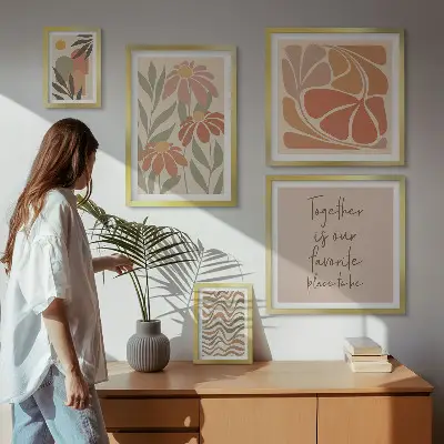 Pared galería de arte con decoraciones elegantes de flores naturales