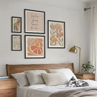 Pared galería de arte con decoraciones elegantes de flores naturales