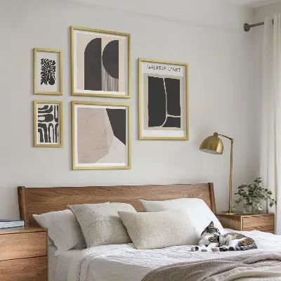 Pared galería de arte con gráficos minimalistas y elegantes