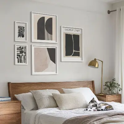 Pared galería de arte con gráficos minimalistas y elegantes