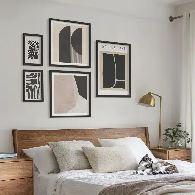 Pared galería de arte con gráficos minimalistas y elegantes