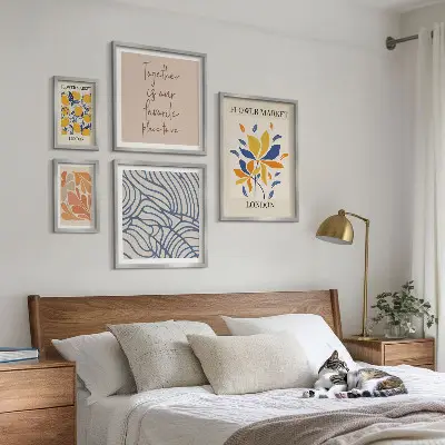 Pared galería de arte motivos florales e inscripciones de Londres