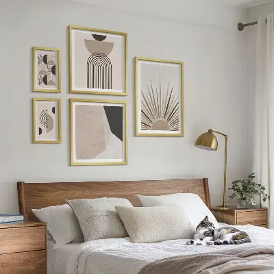 Pared galería de arte con formas geométricas abstractas