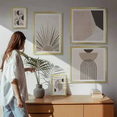 Pared galería de arte con formas geométricas abstractas
