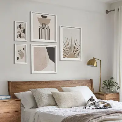 Pared galería de arte con formas geométricas abstractas