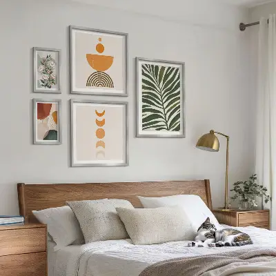 Pared galería de arte con patrones de plantas y formas bohemias