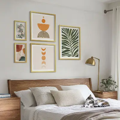 Pared galería de arte con patrones de plantas y formas bohemias