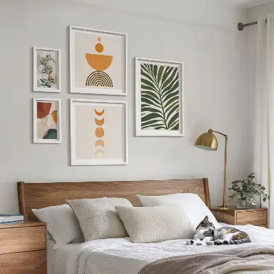 Pared galería de arte con patrones de plantas y formas bohemias