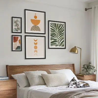 Pared galería de arte con patrones de plantas y formas bohemias