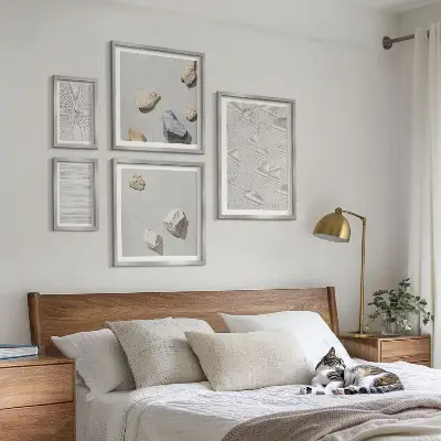 Pared galería de arte diseño de piedras geométricas en cartón