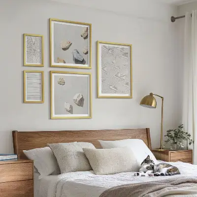 Pared galería de arte diseño de piedras geométricas en cartón