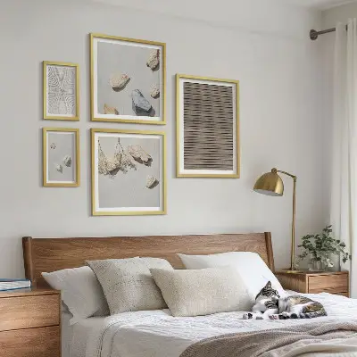 Pared galería de arte con texturas naturales de madera y piedras