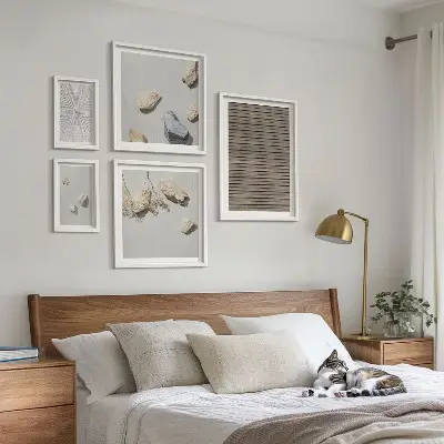 Pared galería de arte con texturas naturales de madera y piedras