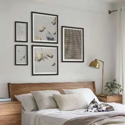 Pared galería de arte con texturas naturales de madera y piedras