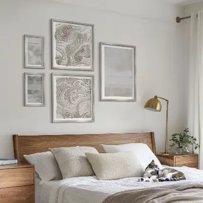 Pared galería de arte con texturas desgastadas de estilo moderno