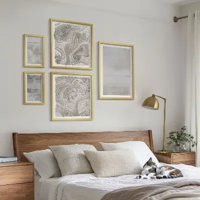 Pared galería de arte con texturas desgastadas de estilo moderno