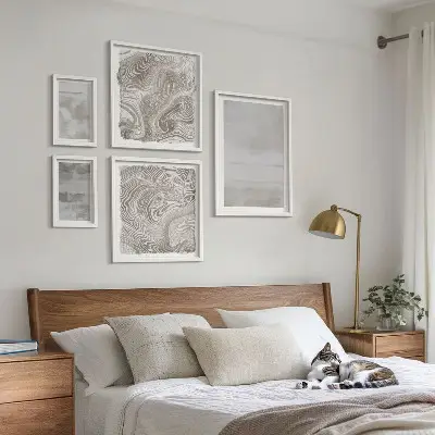 Pared galería de arte con texturas desgastadas de estilo moderno